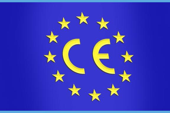 Symbolhafte CE-Kennzeichnung auf Europaflagge